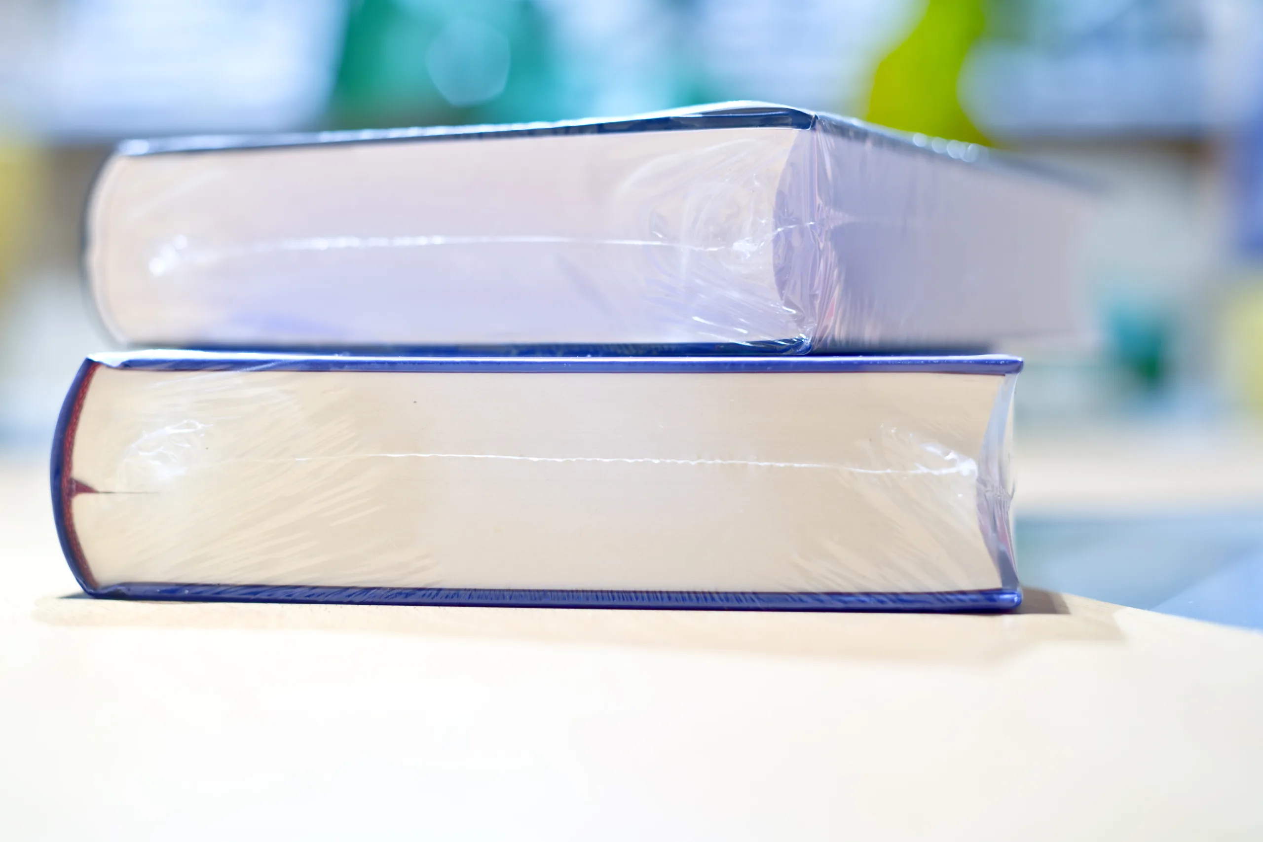 Dois novos livros embalados a vácuo na mesa