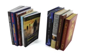 une variété de livres avec différents styles de reliure (couverture rigide, livre de poche, spirale)