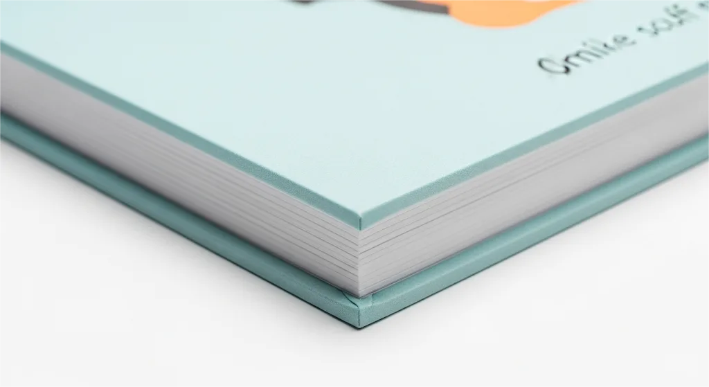 La finition haut de gamme d'un pelliculage mat anti-traces, qui protège la couverture des rayures et de l'usure, est un élément essentiel d'une reliure durable.