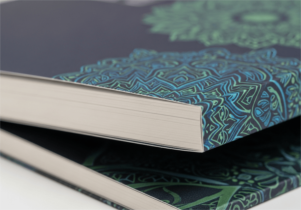 Eine Nahaufnahme, die sich auf die Ecke eines professionell gestalteten Softcover-Buches konzentriert und deutlich die Dicke und Robustheit des matt laminierten 300 g/m² Einbandmaterials und die scharfen Grafiken zeigt Eine Nahaufnahme, die sich auf die Ecke eines professionell gestalteten Softcover-Buches konzentriert und deutlich die Dicke und Robustheit des matt laminierten 300 g/m² Einbandes und die scharfen Grafiken zeigt.