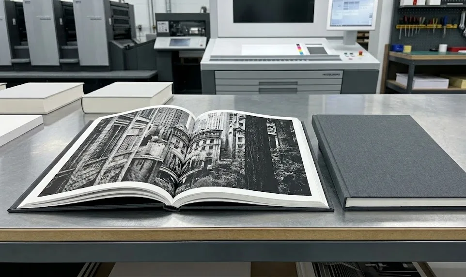 Un éditeur et un expert en impression examinent un échantillon de livre à couverture rigide