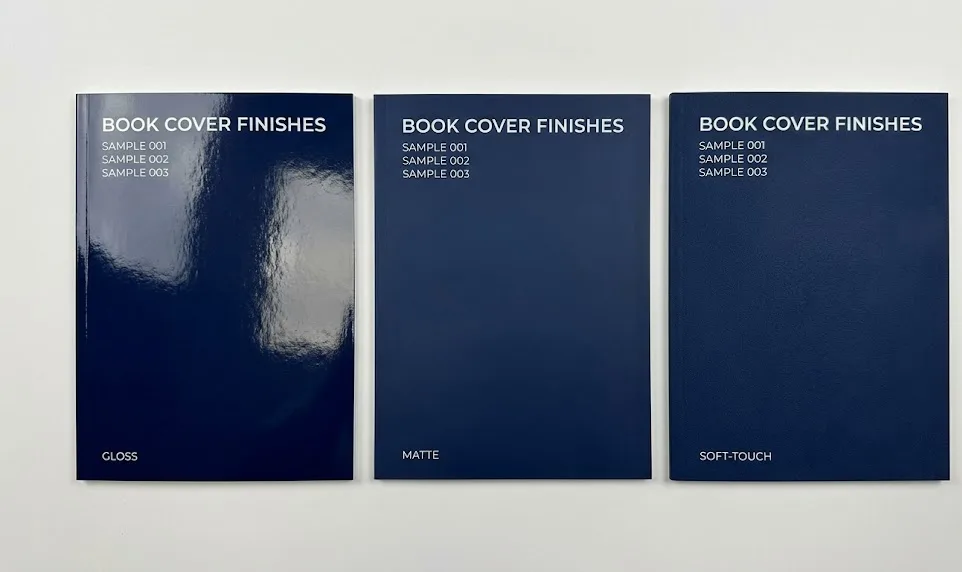 Comparaison des finitions de couverture : brillant, mat, soft-touch et pelliculage