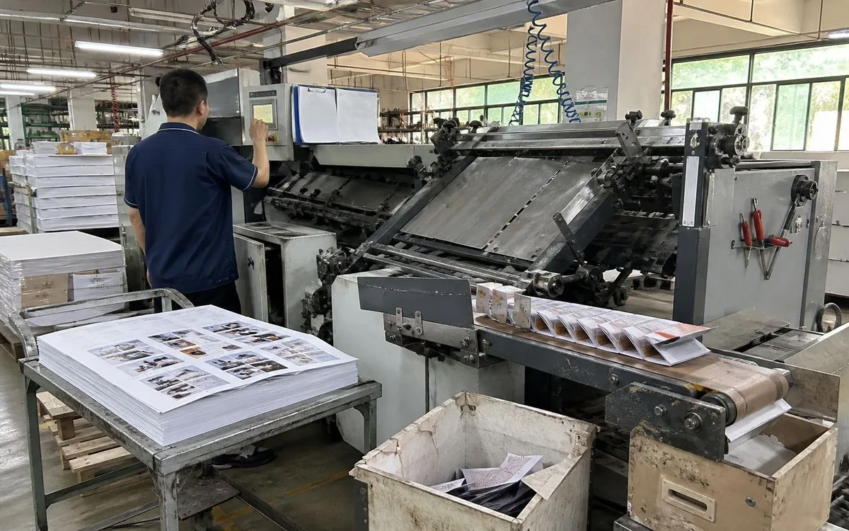 folding machine bending printed sheets saddle